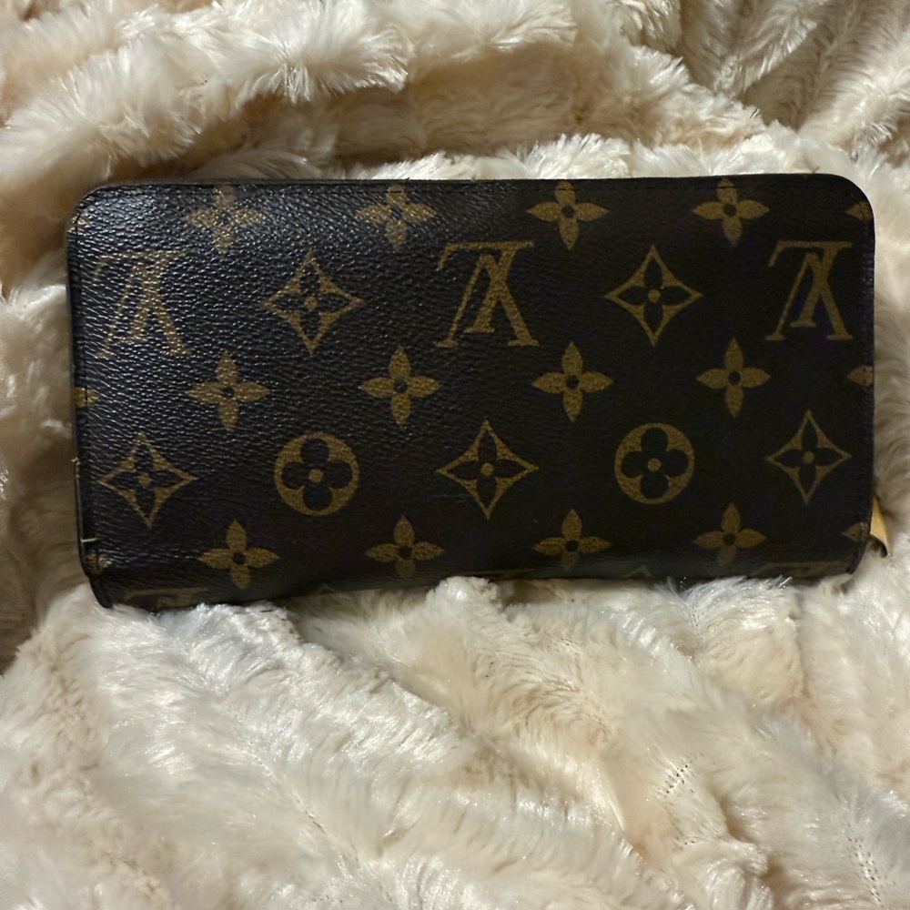 Louis Vuitton Zippy Wallet